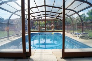 Una piscina techada, una piscina al aire libre