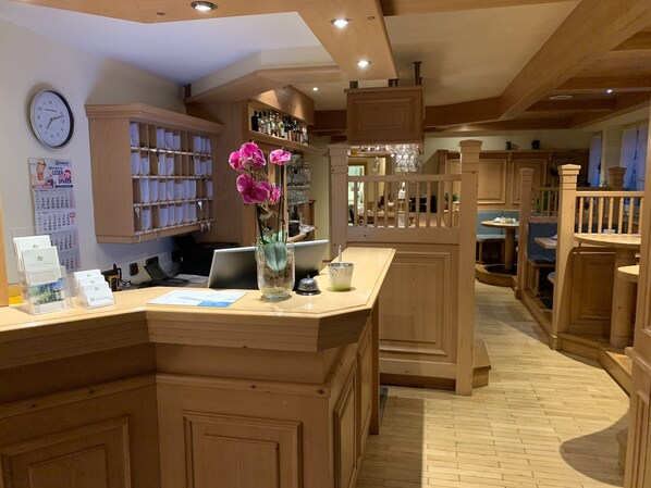 朝食、ランチ、ディナーに営業 (郷土料理、ガーデン ビュー)