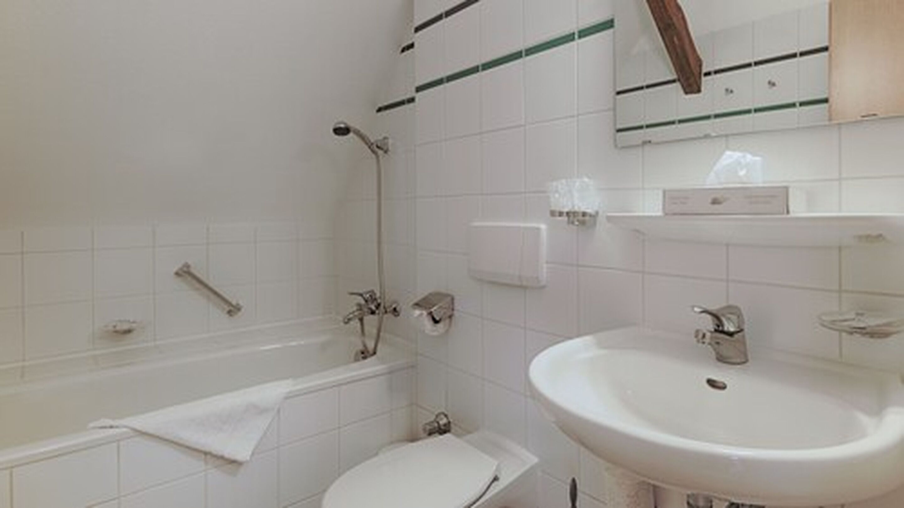 Een badkamer met een bad, toilet en wastafel.