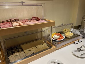 Tägliches Frühstücksbuffet gegen Gebühr