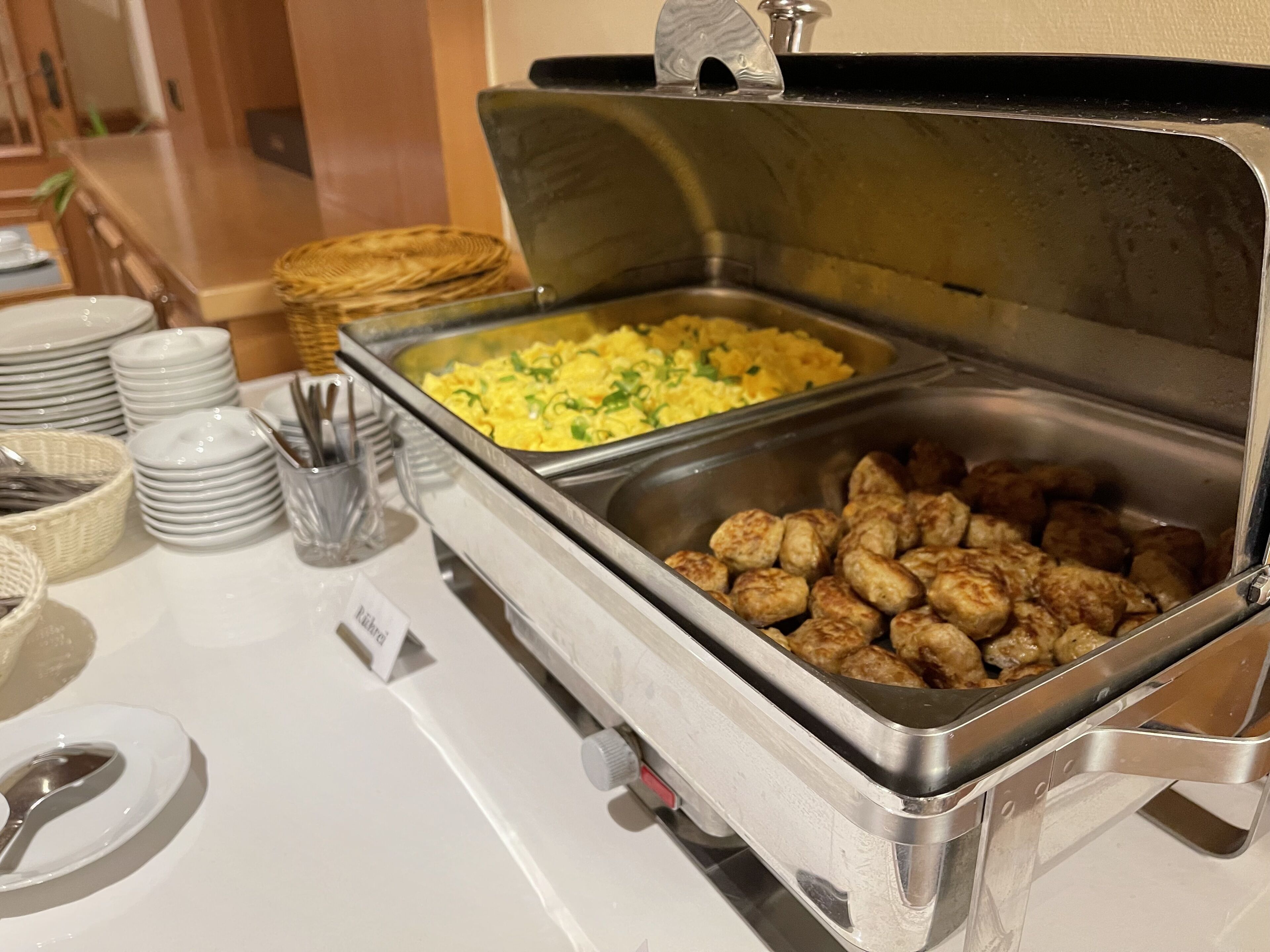 Buffet amb ous barrejats i albóndigues.