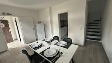 Departamento superior, 2 habitaciones, para no fumadores, vista al jardín | Servicio a la habitación