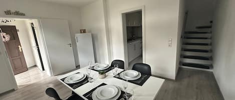 Superior Apartment, 2 Bedrooms, Non Smoking, Garden View | In-room dining
