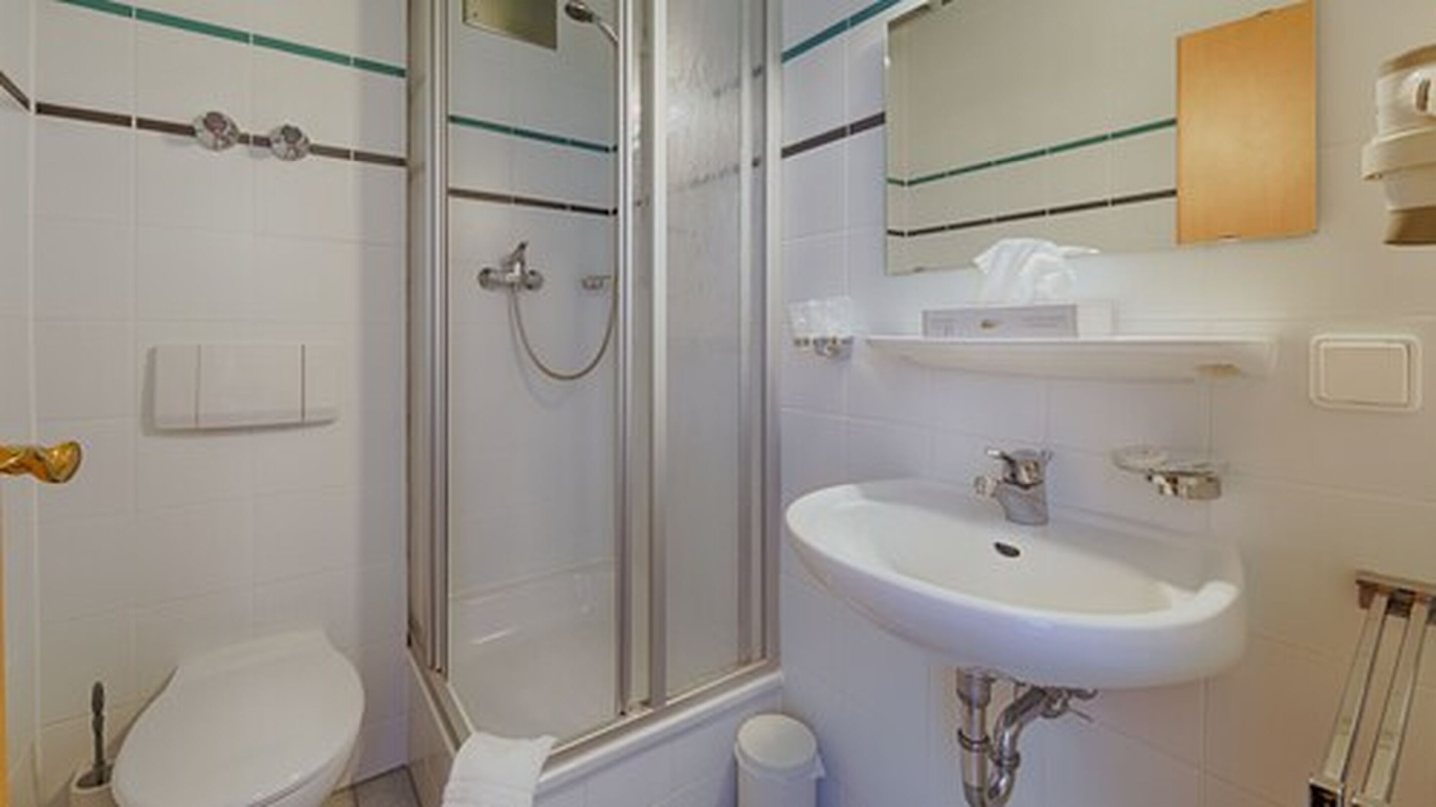 standard double room | bathroom | slippers