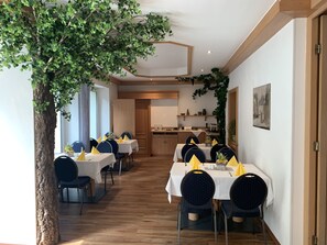 Petit déjeuner, déjeuner et dîner servis sur place, vue sur le jardin