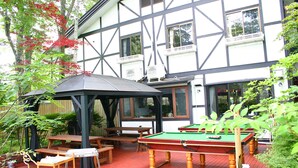 A pool table, a gazebo, and a wooden deck with a red floor. - Pension Marie (Yamanakako)