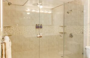 Apartamento elite, 2 quartos, para não fumantes | Banheiro | Chuveiro, secador de cabelo, toalhas de banho 