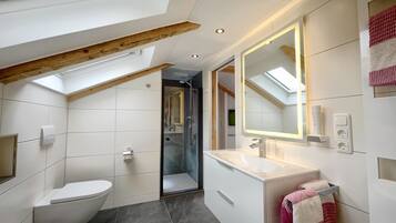 Giebel-Apartment für Familien | Badezimmer | Badewanne und Dusche (separat), Whirlpool, Haartrockner, Handtücher