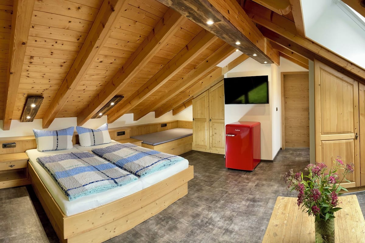 Giebel-Apartment für Familien | 起居区 | 平板电视