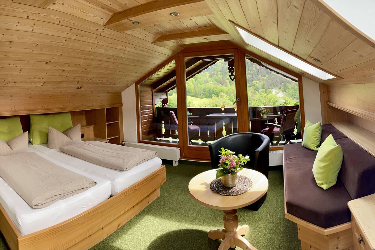 Doppelzimmer mit Balkon oder Terrasse | 1 多间卧室、防过敏的被褥、免费 WiFi、特色装修
