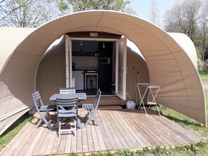 Basic Bungalow (Coco sweet) | Terrace/patio - Camping Les Peupliers (Pouldreuzic)