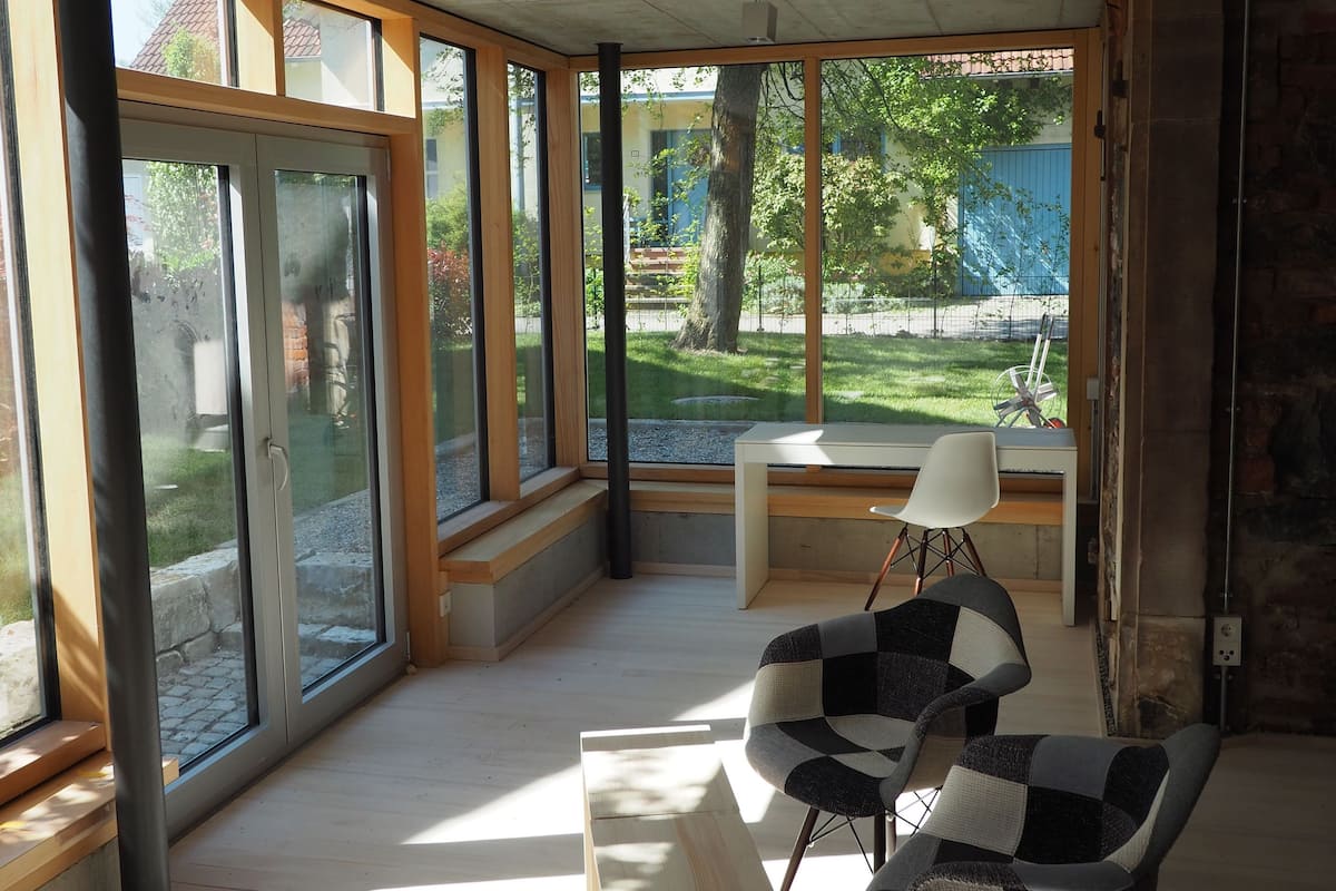 Superior tweepersoonskamer | Een kluis op de kamer, een bureau, babybedden, extra bedden