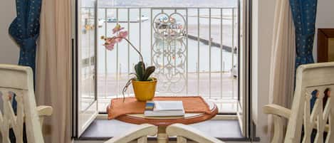 Deluxe-huone, parveke, merinäköala | Näkymä huoneesta