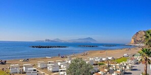 靠近海滩