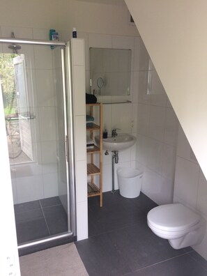 House, Accessible, Courtyard View | Bathroom | Shower, free toiletries, hair dryer, towels