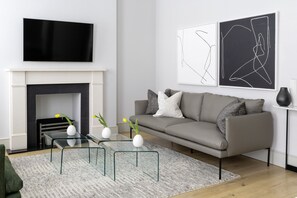 55-tums smart-tv med premiumkanaler, tv och eldstad