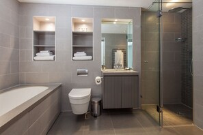 Casa (Mews) | Baño | Amenidades de baño de diseñador, secadora de cabello, batas, pantuflas 