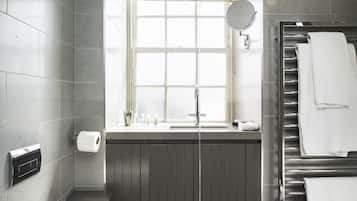 Ein modernes Badezimmer mit Toilette, Waschbecken und Handtuchhalter.
