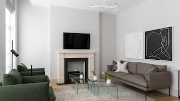 Chambre | Coin séjour | TV connectée de 55 pouces avec chaînes thématiques, télévision, cheminée