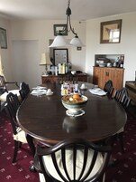 朝食 (フル ブレックファスト)、毎日提供 (無料)