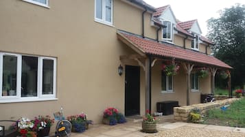 Vista frontal de la propiedad