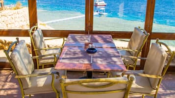 4 restaurantes, se sirven desayunos, comidas y cocina internacional