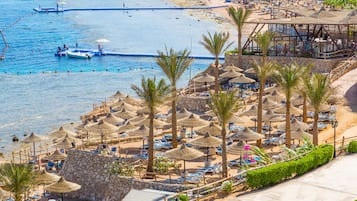Playa privada, camastros, sombrillas y toallas de playa