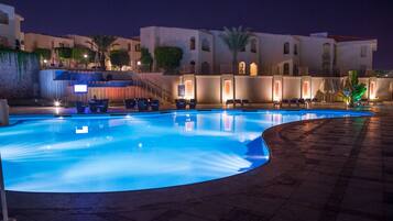 3 εξωτερικές πισίνες