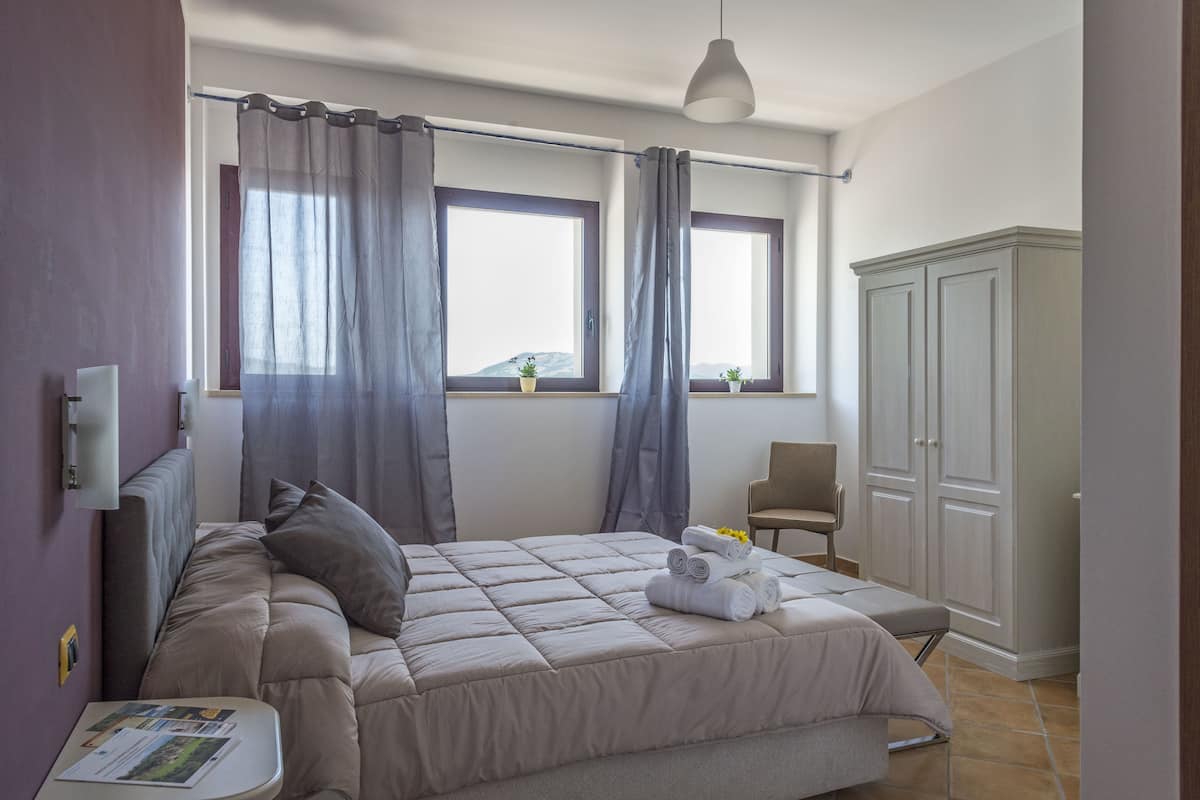 Premium bedding, minibar, in-room safe, soundproofing