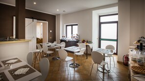 Petit déjeuner buffet (15 EUR par personne)