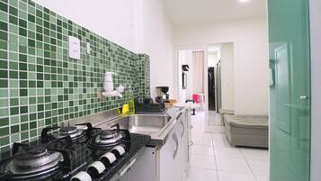 Apartamento | Cozinha privada | Geladeira, micro-ondas, cafeteira/chaleira