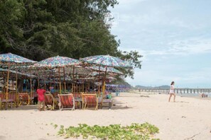 On the beach - Rayong by Milanee (Rayong)