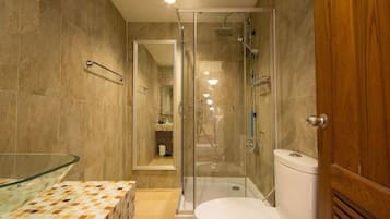 Combined shower/tub, deep soaking tub, free toiletries, bathrobes
