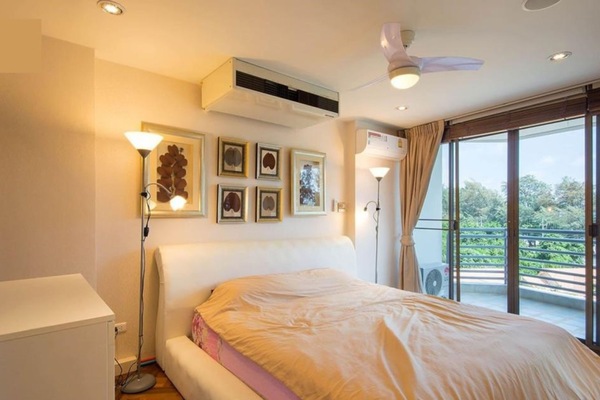2 bedrooms, desk, blackout drapes, free WiFi