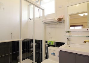 Doppelzimmer, Balkon | Badezimmer