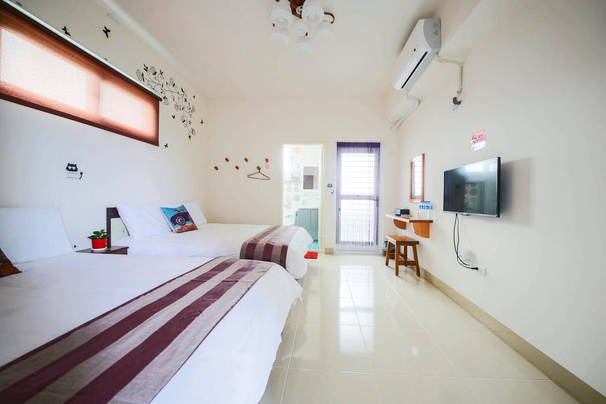 Classic Quadruple Room | Blackout drapes, free WiFi