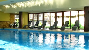 A swimming pool with lounge chairs and a view of the outside. - Bojur & Bojurland Apartment Complex (Bansko)