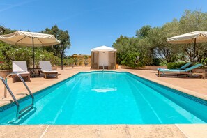 Piscina externa, barracas de cortesia, guarda-sóis