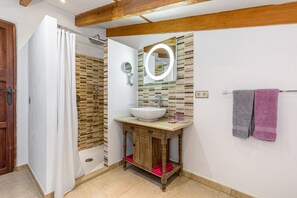 Deluxe appartement | Badkamer | Gratis toiletartikelen, een haardroger, badjassen, pantoffels