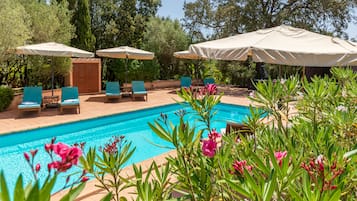 Outdoor pool, free pool cabanas, pool umbrellas