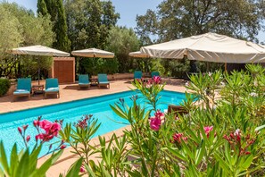 Piscina externa, barracas de cortesia, guarda-sóis