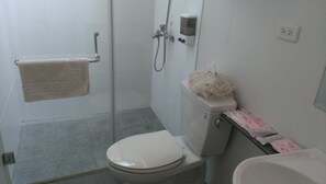 Habitación doble | Baño | Regadera, amenidades de baño gratuitas, secadora de cabello, pantuflas 