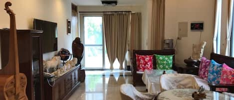 Télévision à écran plat de 32 pouces avec chaînes par câble, télévision