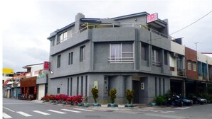 A multi-story building with a flat roof and a balcony on the second floor. - Guoguang B&B (Hualien City)