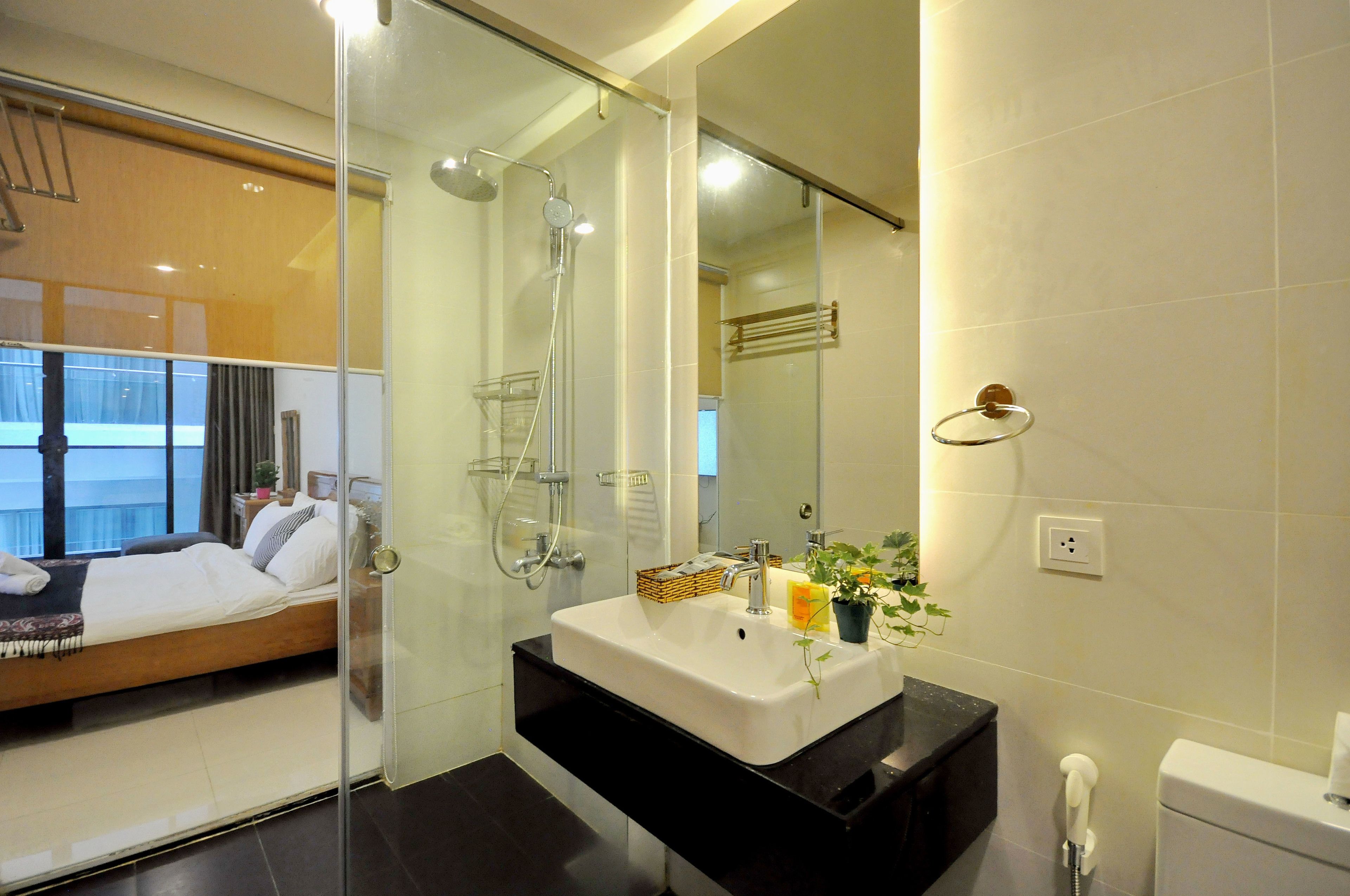 shower, rainfall showerhead, free toiletries, hair dryer