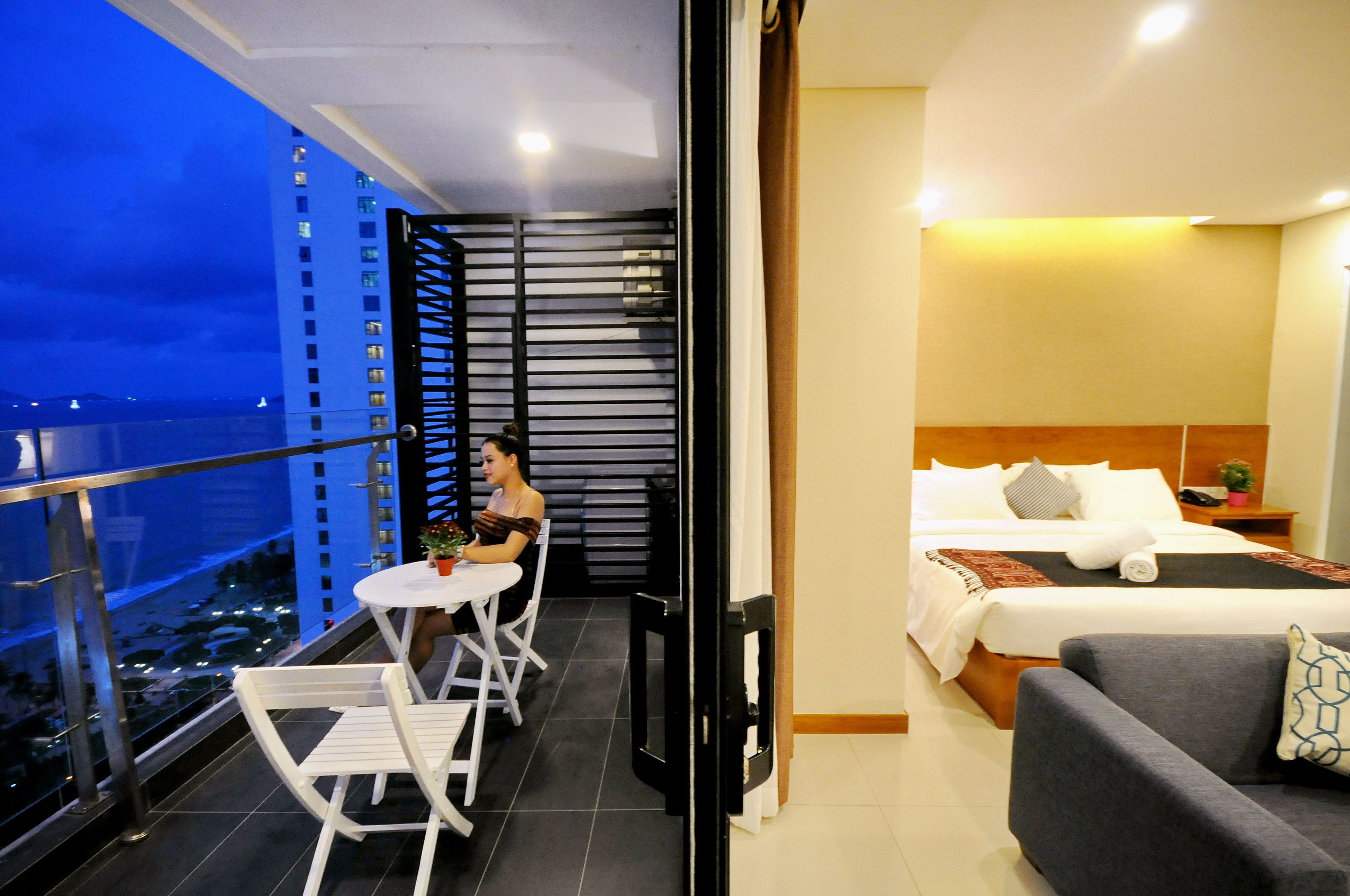 exclusive studio suite, ocean view, sea facing | bathroom | shower, rainfall showerhead, free toiletries, hair dryer