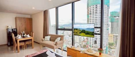 Panoramic Apartment, 2 Queen Beds, Ocean View, Corner | Egyptian cotton sheets, premium bedding, desk, blackout drapes