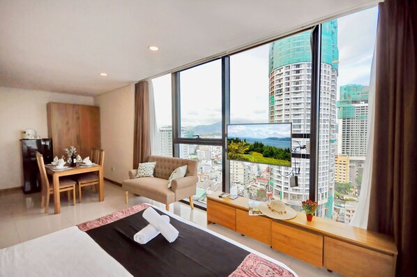 Apartemen Panorama, 2 Tempat Tidur Queen, pemandangan samudra, sudut | Seprai katun Mesir, seprai premium, meja kerja, dan tirai kedap cahaya