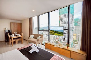 全景公寓, 2 張加大雙人床, 海景, 轉角 | 埃及棉床單、高級寢具、書桌、遮光窗簾/窗簾