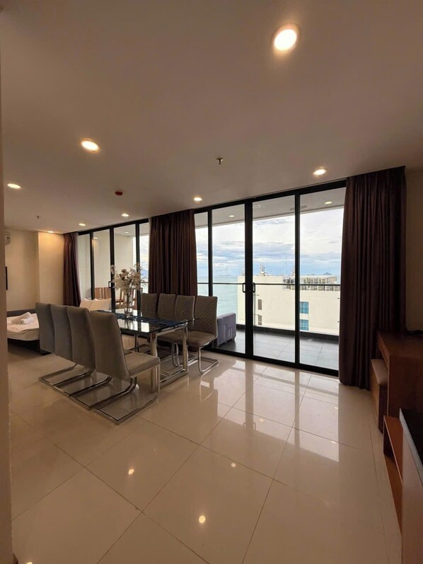 Apartemen Eksekutif, 1 kamar tidur, balkon, pemandangan samudra | Area keluarga | TV layar datar